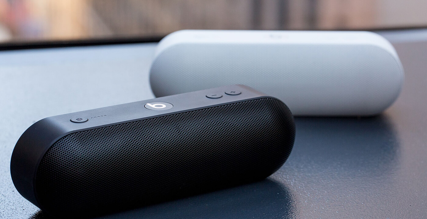 Beats Pill Plus чорна і біла